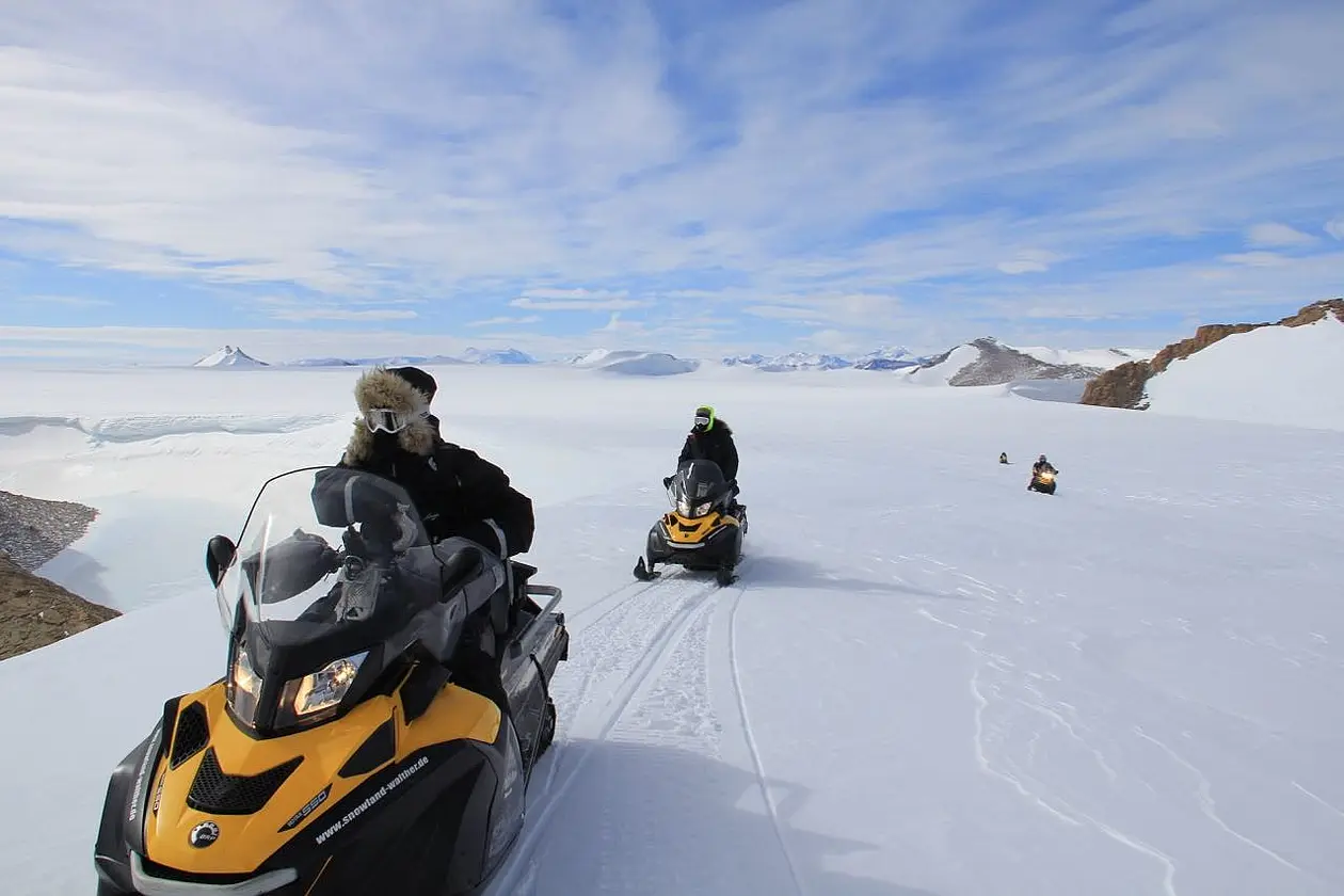 On the way from the belgian Princess Elisabeth station towards the ice-sheet margin.