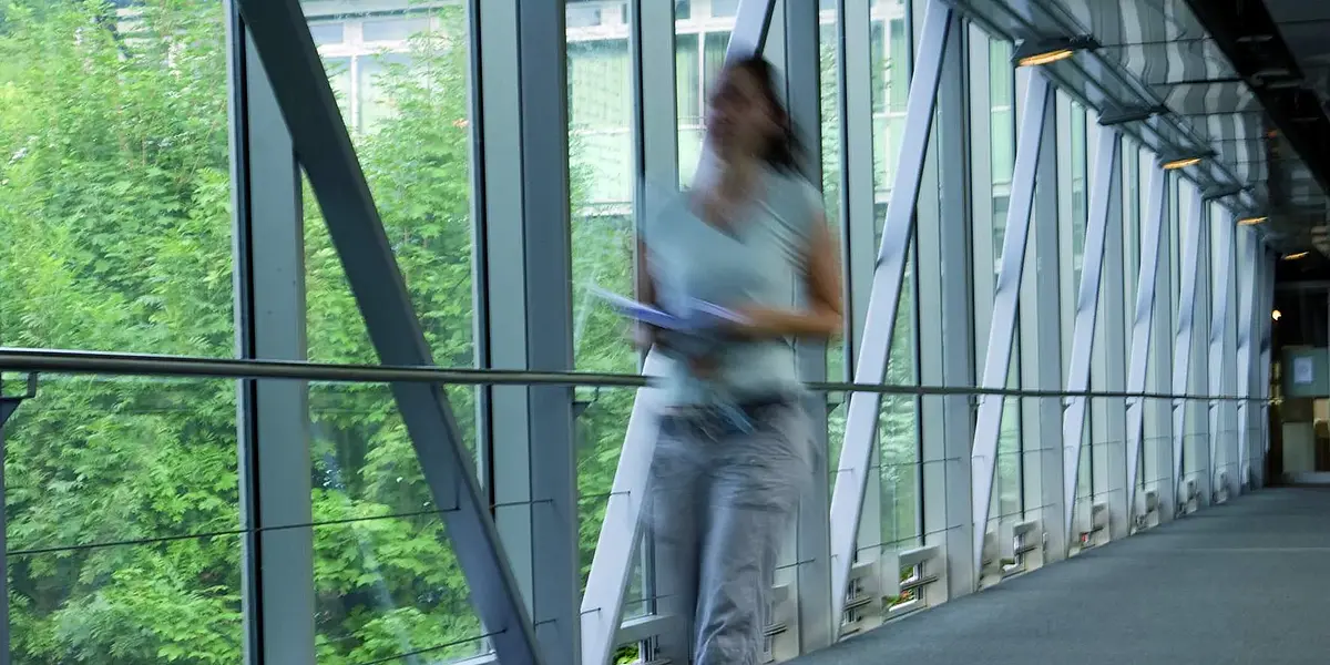 Studierende geht durch die UB