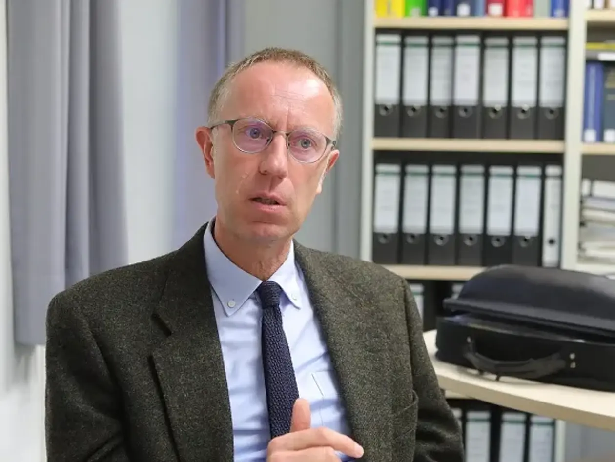 Foto von Prof. Franz-Josef Bormann in seinem Büro