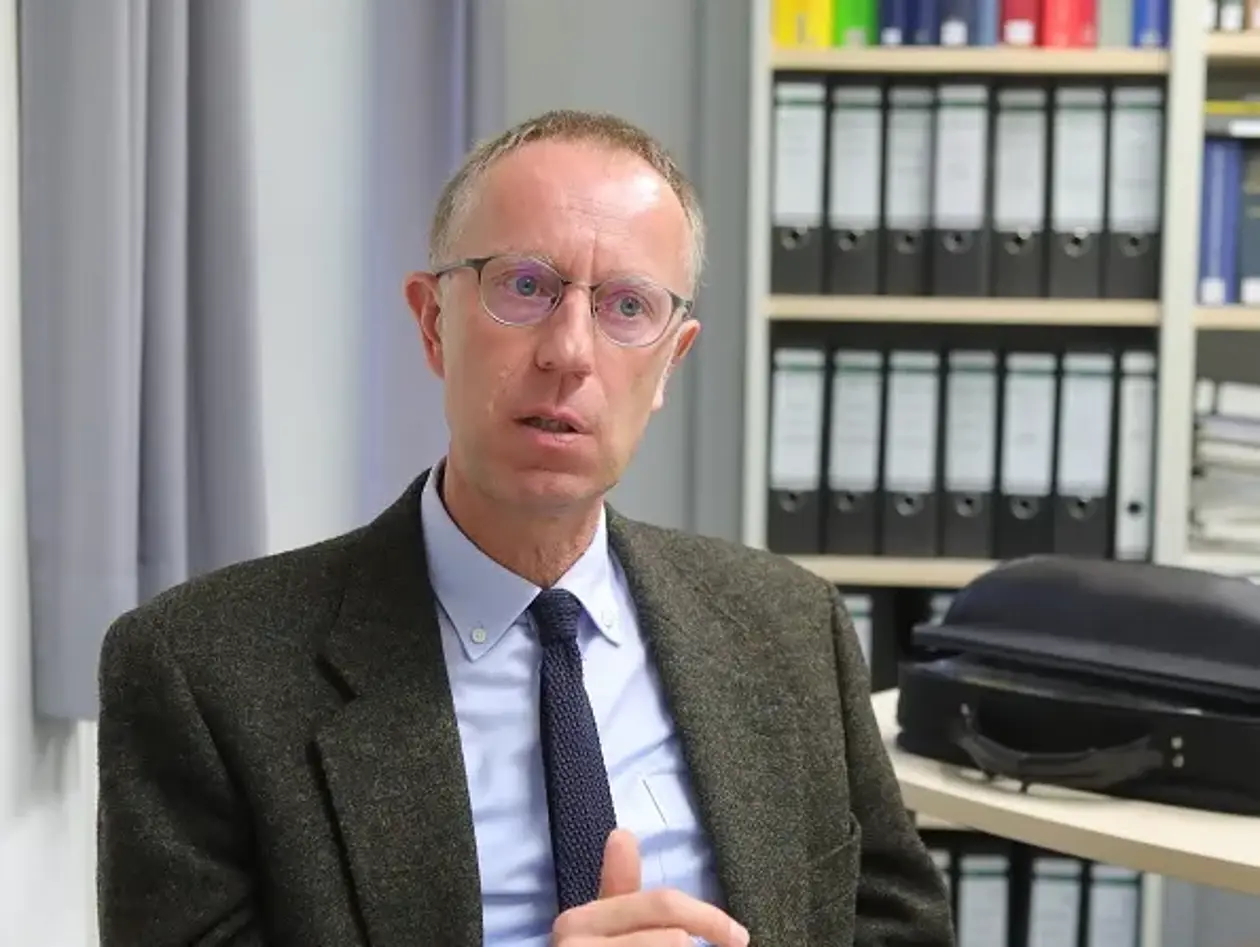 Foto von Prof. Franz-Josef Bormann in seinem Büro