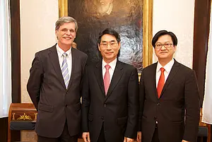 Seine Exzellenz KIM Jae Shin (Mitte), Botschafter der Republik Korea, bei der feierlichen Eröffnung des King Sejong Institutes Tübingen. Links Rektor Bernd Engler, rechts Juniorprofessor You Jae Lee, Direktor des neuen Instituts. Foto: Universität Tüb