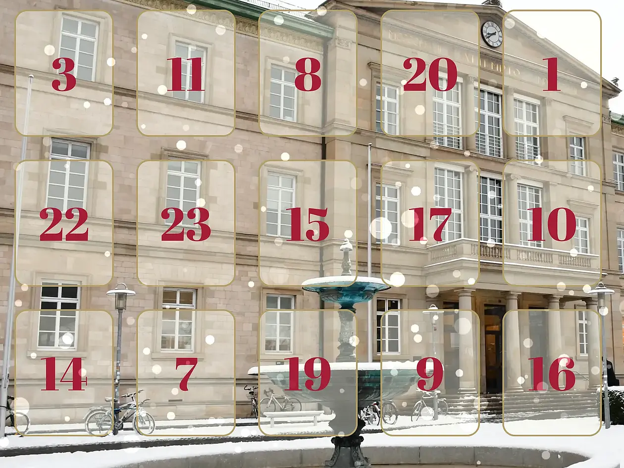 Ein digitaler Adventskalender vor einem verschneiten Gebäude der Universität Tübingen (Neue Aula).. Das Gebäude ist klassizistisch, mit großen Fenstern und einer Uhr in der Mitte des Daches. Der Kalender zeigt 24 nummerierte Kästchen in roter Schrift auf einem transparenten Hintergrund, die unregelmäßig angeordnet sind. Im Vordergrund steht ein Brunnen mit einer schneebedeckten Umrandung. Schneeflocken sind über das Bild verteilt, und das Logo der Universität Tübingen ist oben in der Mitte zu sehen.