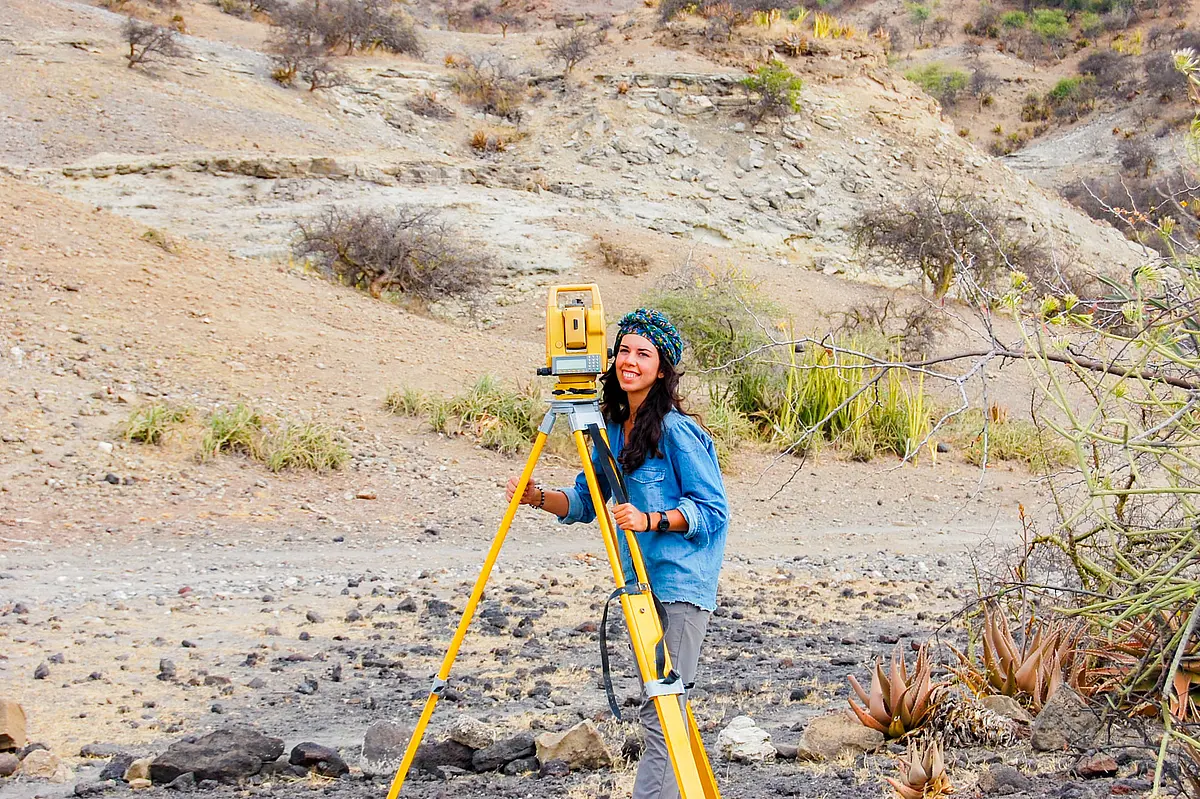 Dr. Lucía Cobo-Sánchez bei Ausgrabungen in der Olduvai-Schlucht in Tansania.