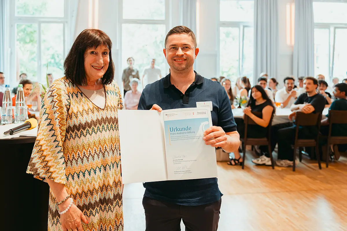 Prof. Dr. Karin Amos, Prorektorin für Lehre und Studium, mit Manuel Losemann (Franz-Androjna-Stiftung). 