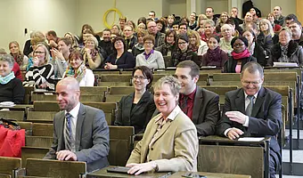 Projektverantwortliche der Firma SAP (vorne rechts) und Beschäftigte der Universität Tübingen, die seit 1. Januar mit SAP arbeiten.