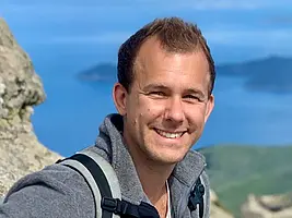 Die Porträtaufnahme zeigt Herrn Dr. Markus Maisch, der in die Kamera lächelt.