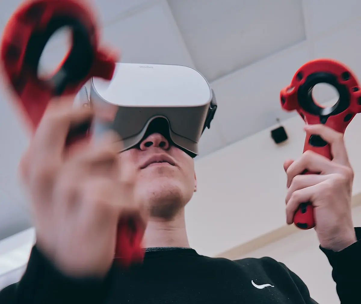 Mann mit HMD 
