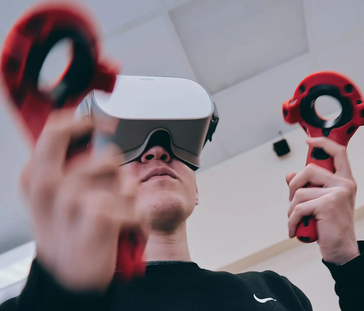 [Translate to Englisch:] Mann mit HMD und Controller