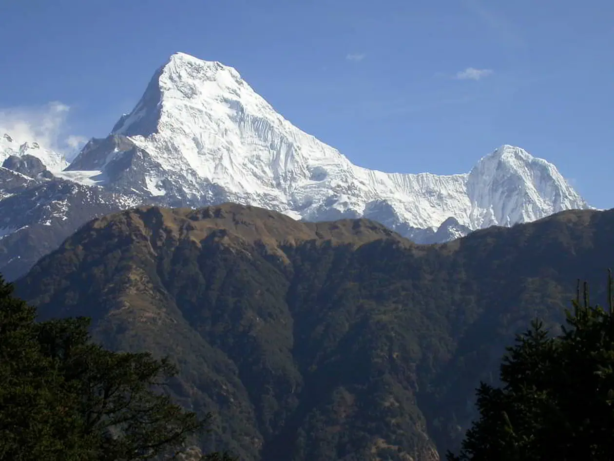 Die Berge Annapurna Süd (links) und Hiunchuli von Ghandruk im Himalaja in Zentral-Nepal aus gesehen