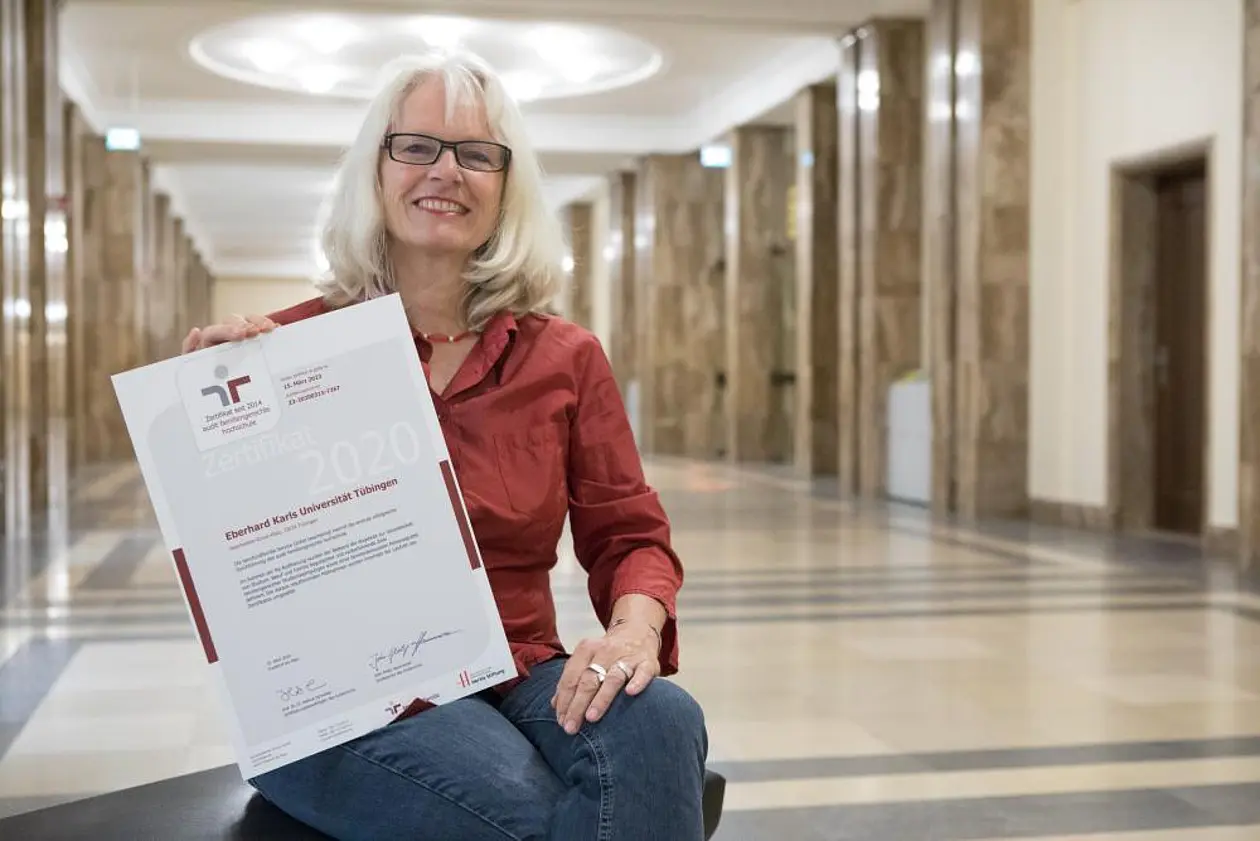 Gabi Efferenn vom Familienbüro der Universität Tübingen zeigt das Zertifikat.