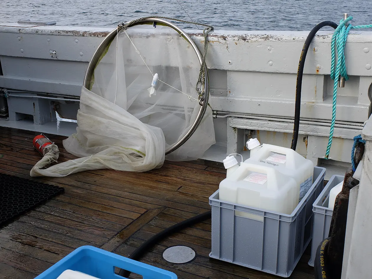 Beprobung auf dem Schiff, um Meerwasser aus der Nordsee zu erforschen. Das Meerwasser wird in große Kanister gefüllt und gekühlt zurück ins Labor gebracht, wo die Mikrokosmenexperimente durchgeführt werden. 