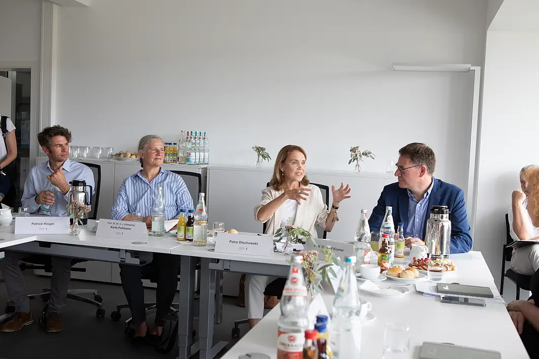 Diskussion zu neuen Formaten der Bürgerbeteiligung. Von links: Patrick Klügel, Public Engagement Manager, Prof. Karla Pollmann, Rektorin der Universität Tübingen, Petra Olschowski, Wissenschaftsministerin von Baden-Württemberg, Prof. Olaf Kramer, Zentrum für rhetorische Wissenschaftskommunikationsforschung (RHET AI) der Universität Tübingen.