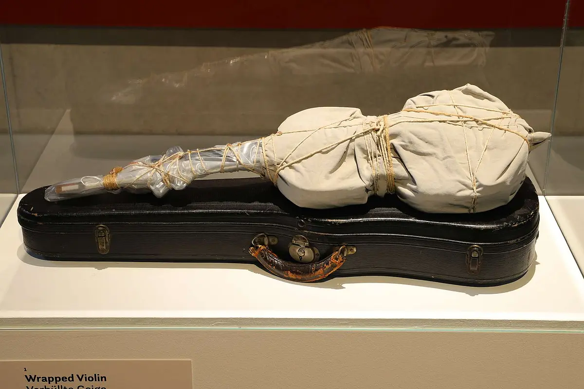 Foto von Christos „Wrapped Violin“ im Diözesanmuseum Rottenburg