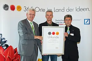 Ministerpräsident Winfried Kretschmann (v.l.n.r.) beglückwünschte Prof. Dr. Hans Peter Wendel und Dr. Stefan Fennrich vom Klinischen Forschungslabor der Klinik für Thorax-, Herz- und Gefäßchirurgie am Universitätsklinikum Tübingen für ihre Leistu