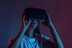 Frau blickt durch eine VR-Brille