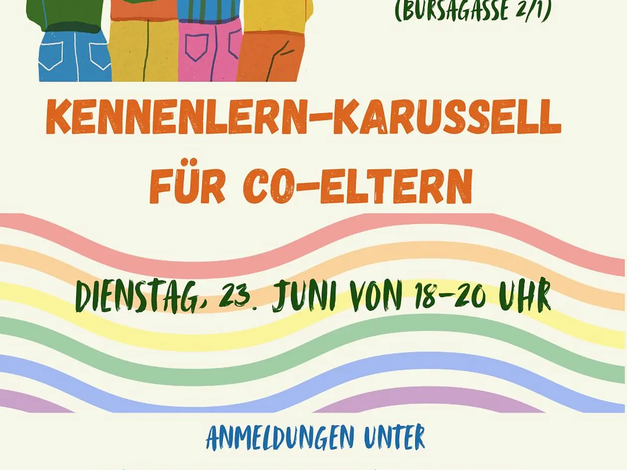Illustriertes Veranstaltungsplakat: Vier Personen stehen nebeneinander und legen sich die Arme um die Schultern. Rechts steht „Altes Waschhaus (Bursagasse 2/1)“. Große Überschrift: „Kennenlern-Karussell für Co-Eltern“. Darunter: „Dienstag, 23. Juni von 18–20 Uhr“. Bunte, wellenförmige Streifen verlaufen über das Bild. Anmeldung per E-Mail an veranstaltungen@bunterbuchladen.de. Unten links Logo „Bunter Buchladen“. Hinweis: Es wird um Spenden für Organisation, Raumkosten, Getränke und Knabbereien gebeten.