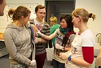 Studenten der Humanmedizin üben das intramuskuläre Injizieren unter Anleitung der studentischen Tutoren.