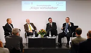 Das "Kritische Quartett" am 15. Januar 2013 mit Professor Dr. Claus Dierksmeier, Professor Dr. Joachim Starbatty, Dr. Bernd Villhauer und Professor Dr. Max Otte im Weltethos-Instiut an der Universität Tübingen (von links nach rechts). Foto: Beata Beier
