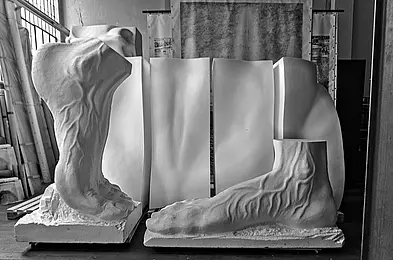Monumentale Fußfragmente und Lendenwirbel des Sisyphos im Esslinger Atelier von Matthias Kunisch