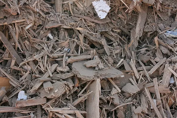 Blick in einen Holzhaufen.