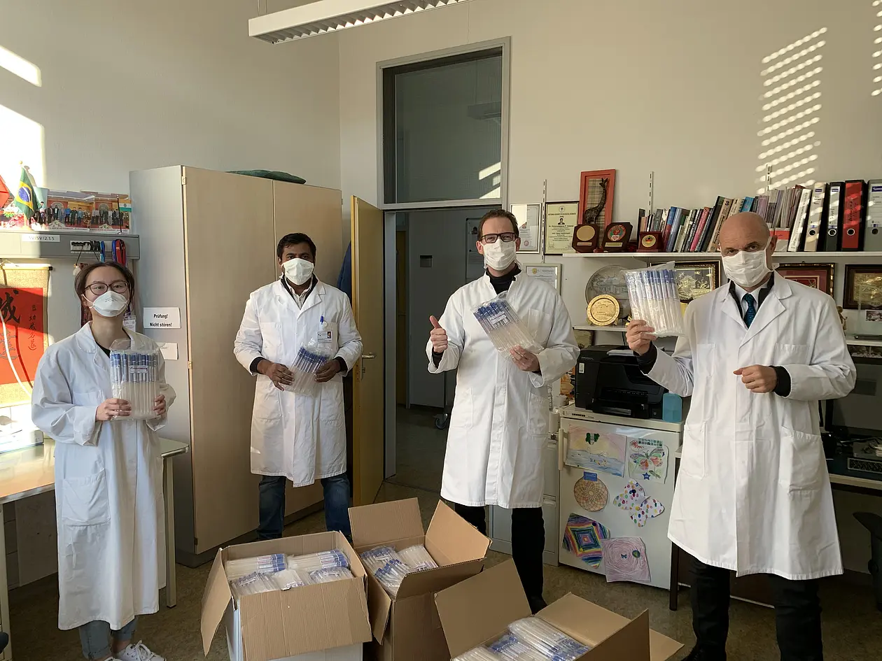 Nach geglücktem Transport von Hanoi nach Tübingen (v.l.n.r.): Le Thi Kieu Linh (VG CARE), Prof. Dr. Thirumalaisamy P. Velavan (Gruppenleiter am Institut für Tropenmedizin und deutscher VG-CARE-Direktor), Dr. Dr. Carsten Köhler (Institut für Tropenmedizin - Universität Tübingen) und Prof. Dr. Peter Kremsner (Direktor des Instituts für Tropenmedizin) mit den 6.000 Abstrichröhrchen.