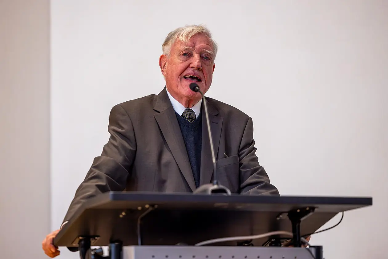 Foto von Eilert Herms am Rednerpult