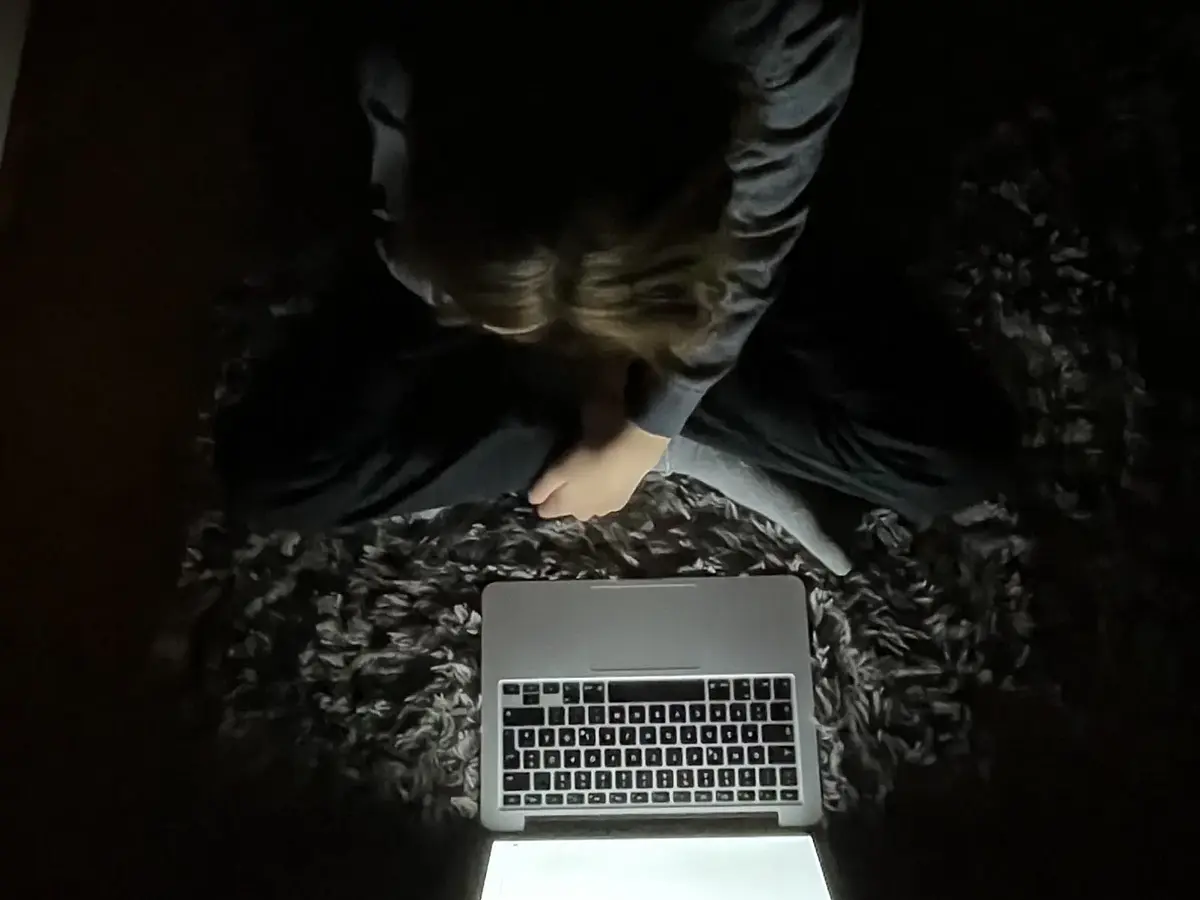 Kind im Dunkeln vor Computer