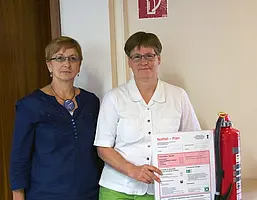 Gabriele Aichele (links), Brandschutzbeauftragte der Universität Tübingen, und Susanne Grenz-Single, Leiterin der Abteilung VI 2 - Arbeitssicherheit und Umweltschutz, präsentieren den neuen Notfall-Plan. Foto: Friedhelm Albrecht