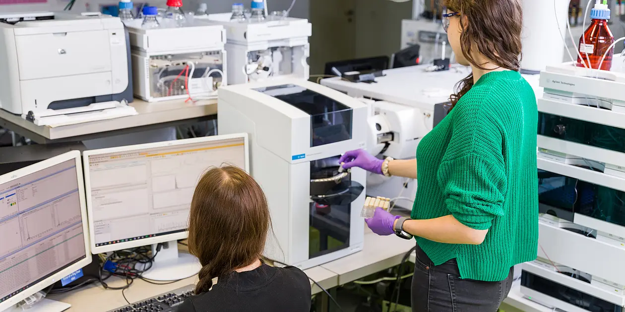 Foto von zwei Studentinnen bei der Analyse und Auswertung von Daten im Labor