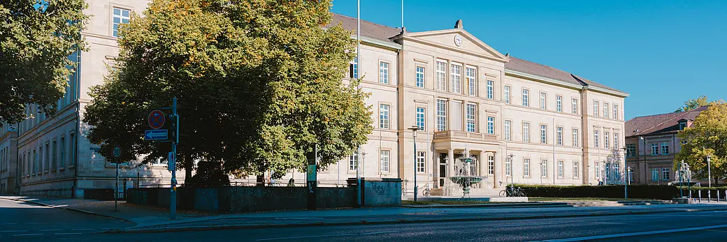 Die Neue Aula der Universität Tübingen bei Sonnenschein