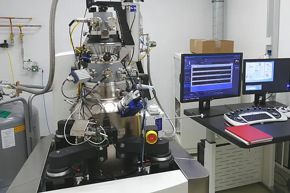 Picture of the helium/neon ion microscope.