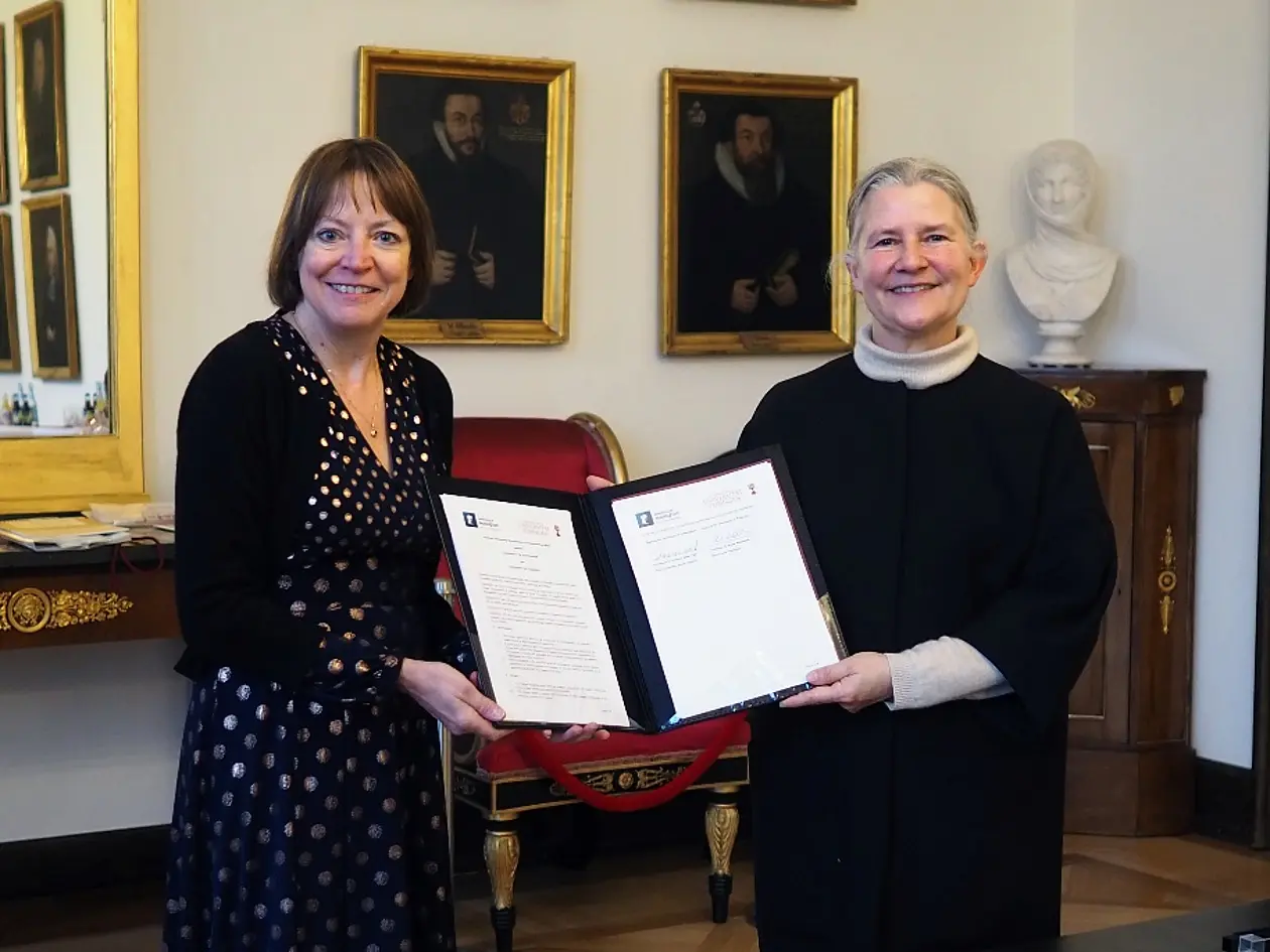 Prof. Shearer West (links), Rektorin und Präsidentin der Universität Nottingham, und Prof. Karla Pollmann, Rektorin der Universität Tübingen, mit der unterzeichneten Partnerschaftsvereinbarung.