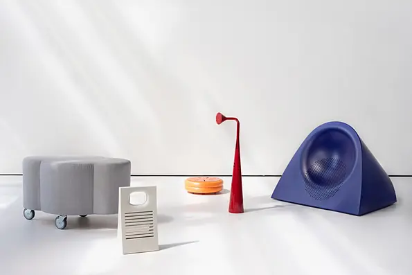 Die interaktive Klanginstallation „Meet and  Greet“ zeigt Objekte, die auf die gegenseitige  Annäherung mit individuellen akustischen Signalen reagieren und so die komplexen  biochemischen Prozesse spiegeln und rekontextualisieren.