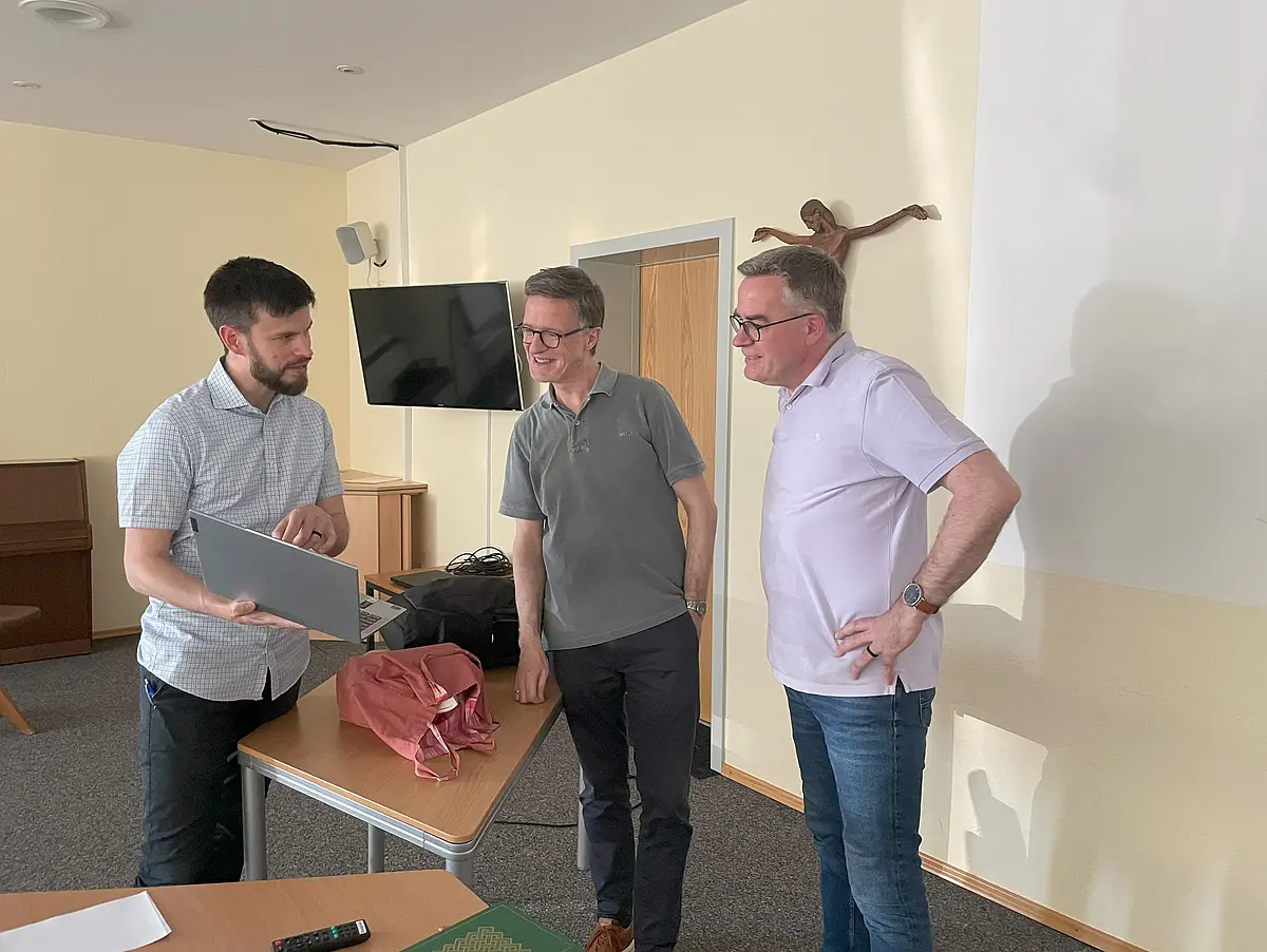 P. Christoph Lentz SAC, Regens des Seminars, Prof. Winter und ein Teilnehmer des Kurstages in intensivem Gespräch