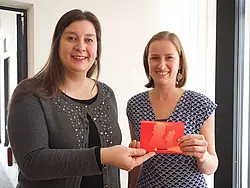 Marion Knecht (English Linguistics) bei der Preisübergabe mit Dr. Sibel Vurgun, Leiterin der Graduiertenakademie (links). Foto: Universität Tübingen/Friedhelm Albrecht