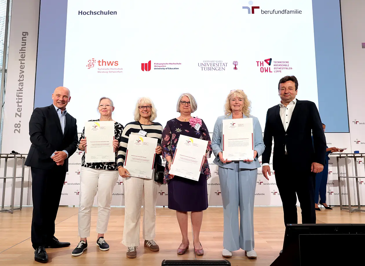 Gabi Efferenn vom Team Equity-Care der Universität nahm am 18. Juni 2026 das Zertifikat von Oliver Schmitz, Geschäftsführer der berufundfamilie Service GmbH und Prof. Dr. Dr. Helmut Schneider, Zertifizierungsbeauftragter des berufundfamilie-Kuratoriums entgegen. 