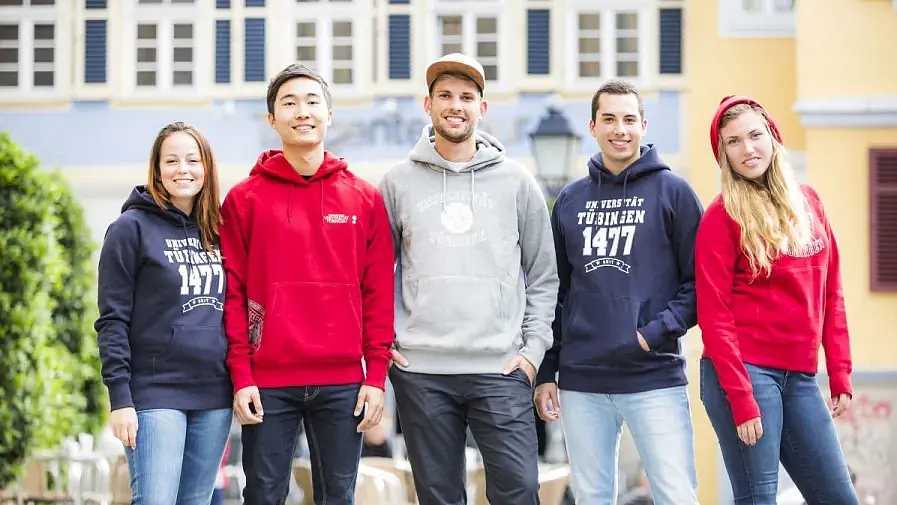 Studierende präsentieren Kleidung in Uni-Tübingen-Optik