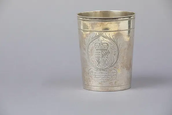 Der Universitätsbecher aus dem Jahr 1677 kehrt nun als Geschenk nach Tübingen zurück.