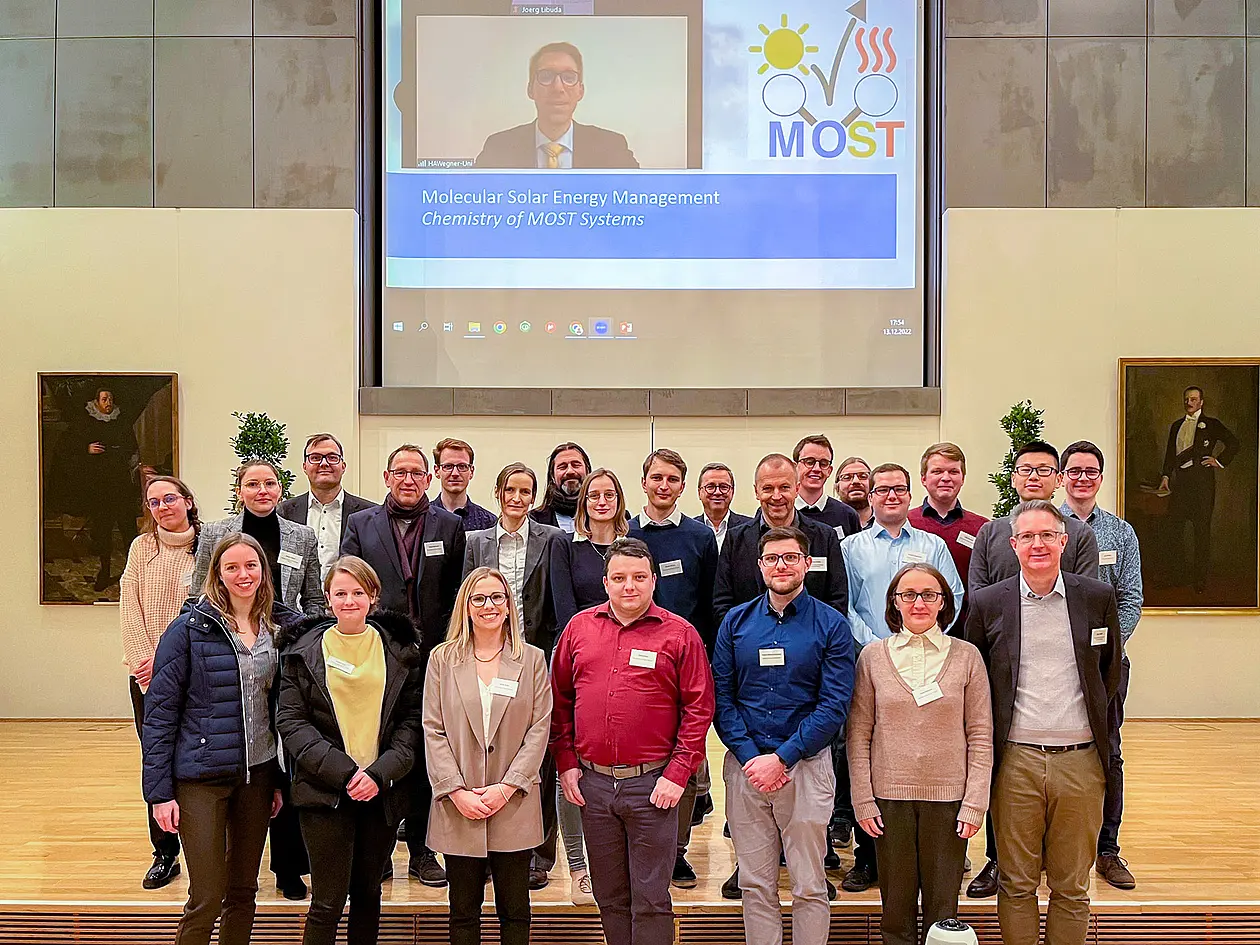 Gruppenfoto mit 24 Personen in einem Hörsaal