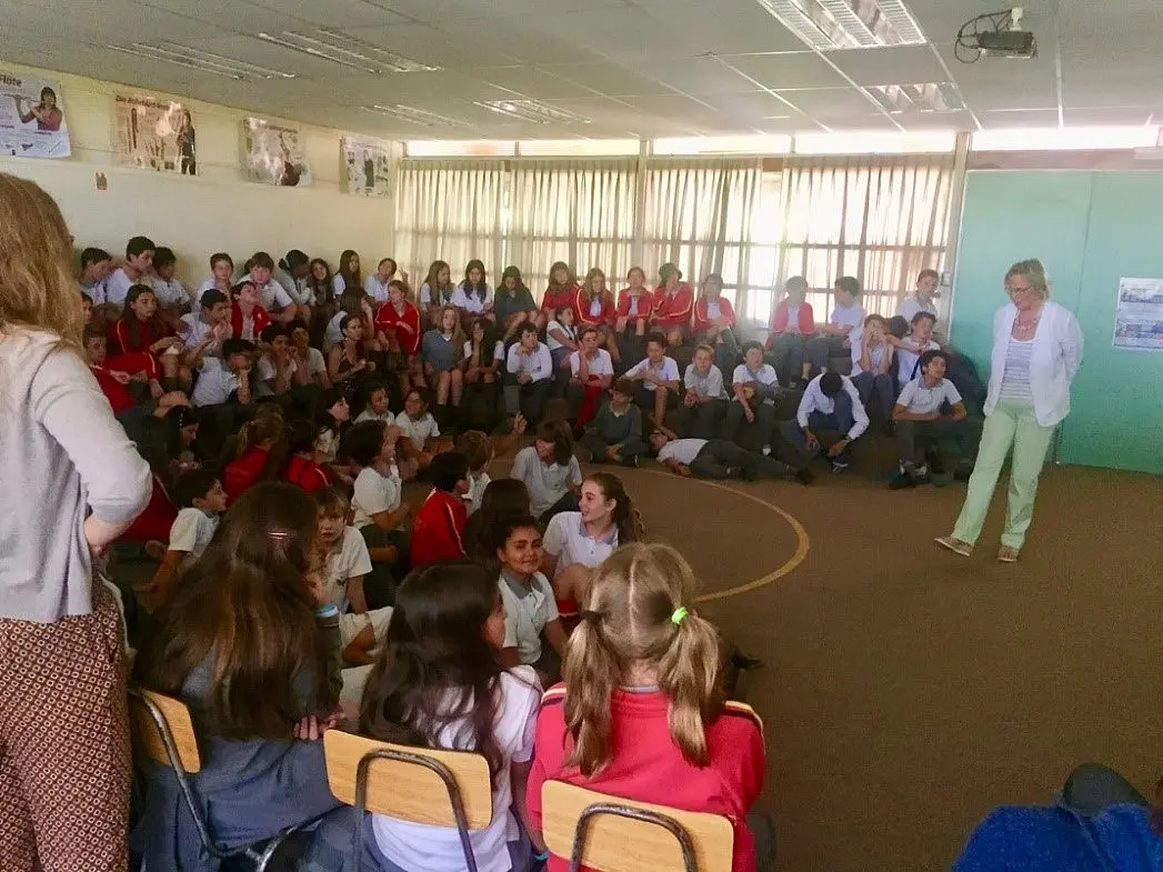Prof. Dr. Maienborn bei der Kinder-Uni in Santiago de Chile im Dezember 2017