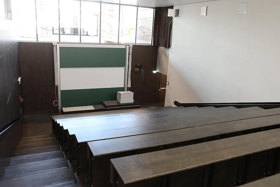 „Klassischer“ Hörsaal im modernen Neubau.