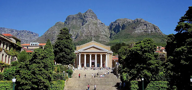 Blick auf die Jameson Hall der University of Cape Town, am Fuße des Devil's Peak gelegen.