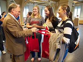 Die Universität Tübingen möchte eine neue Willkommenskultur für internationale Gäste schaffen: Prorektor Professor Dr. Heinz-Dieter Assmann verabschiedet internationale Studierende zum Ende des Sommersemesters 2012.