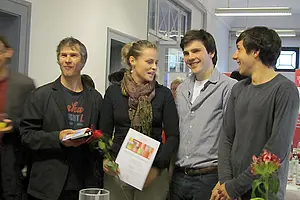 Die Preisträger des 2. und 3. Preises mit dem Dozenten von Campus TV Oliver Häussler. Foto: Rebecca Konnertz
