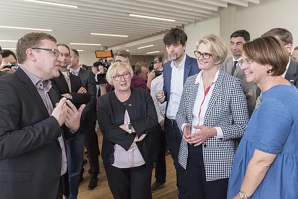 Die Politikerinnen ließen sich Forschungsprojekte zur Künstlichen Intelligenz erklären. Von links: Professor Hendrik Lensch, Wissenschaftsministerin Theresia Bauer, Professor Matthias Bethge, Bundesforschungsministerin Anja Karliczek, Universitätsratsvorsitzender Bernhard Sibold und Staatsministerin Annette Widmann-Mauz