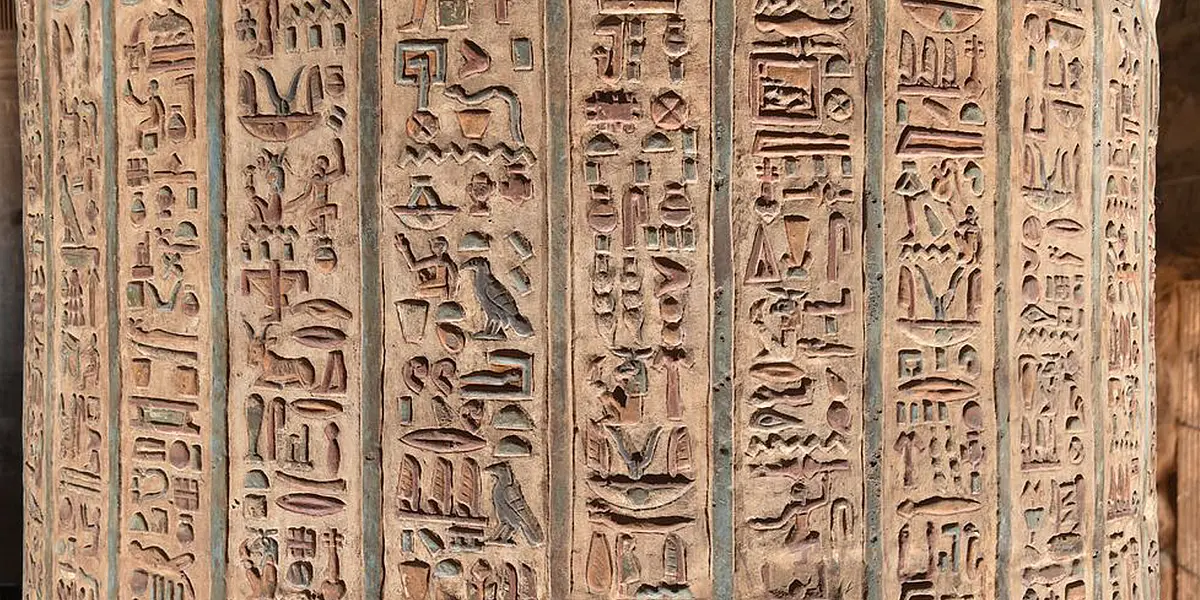 Ausschnitt einer Säuleninschrift im Tempel von Esna.