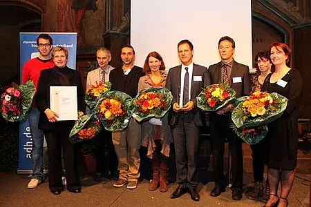 Ingrid Arzberger (Zweite von links) und Prof. Ansgar Thiel (Vierter von rechts) nahmen mit dem Tübinger Team die Auszeichnung des „Allgemeinen Deutschen Hochschulsportverbands“ entgegen. Foto: Bernd Lüdke