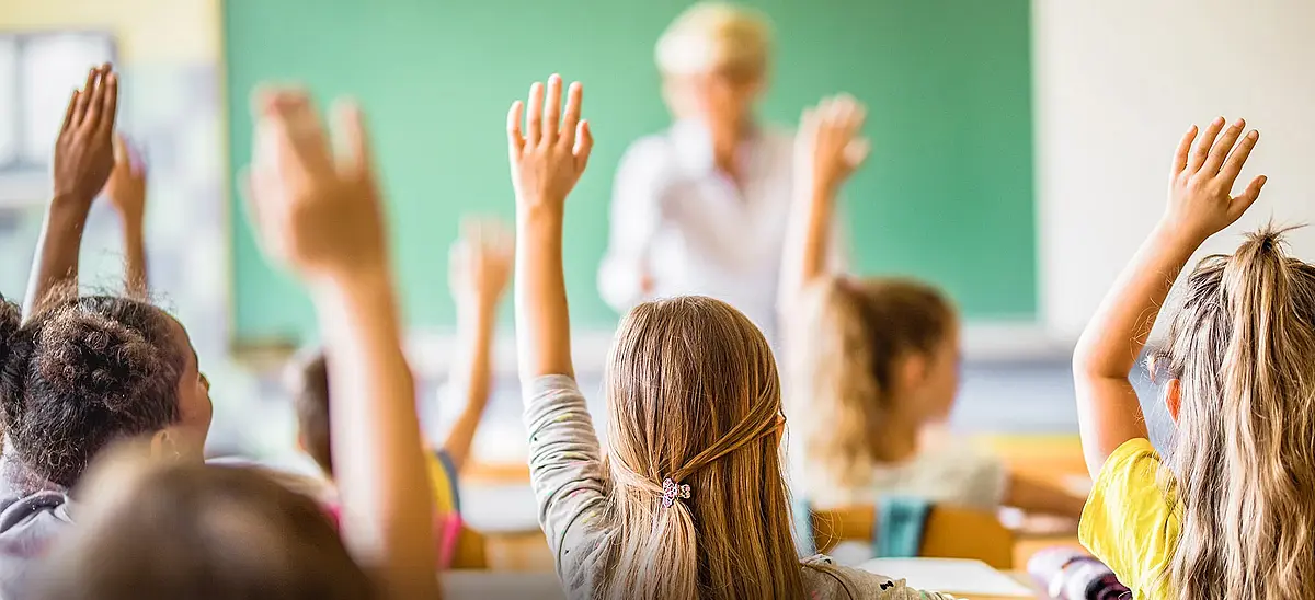 Kinder strecken im Unterricht