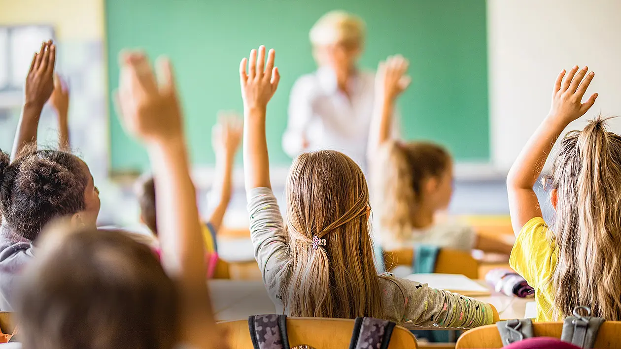 Streckende Kinder im Unterricht