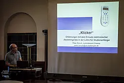 Dr. Peter Sirsch, Juniordozent im Fachbereich Chemie, demonstriert, wie durch den Einsatz von Klickern in Lehrveranstaltungen große Lerneffekte erzielt werden. Alle Fotos: Paul Mehnert